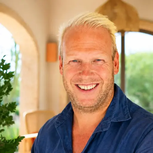 Pim, oprichter van PINK° Properties, op een zonnig terras aan de Costa Blanca